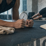 Circuit training abdos : planche et erreurs à éviter en 18 minutes