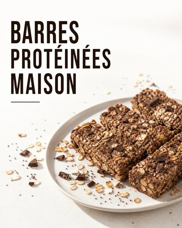 Barre protéinée maison perte de poids découpée en barres moelleuses sur assiette blanche