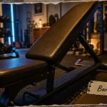 Panneau incline sur banc de musculation, stabilité et confort en home gym