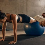 Swiss ball coach sportif : femme en gainage sur swiss ball instable