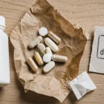 Que faire des compléments alimentaires périmés : DDM dépassée, signes et décision