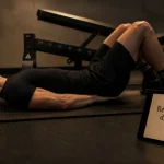 Relevé de jambes : rétroversion du bassin en salle de sport