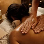 Technique de massage pour le dos : massage doux des épaules sans brusquer